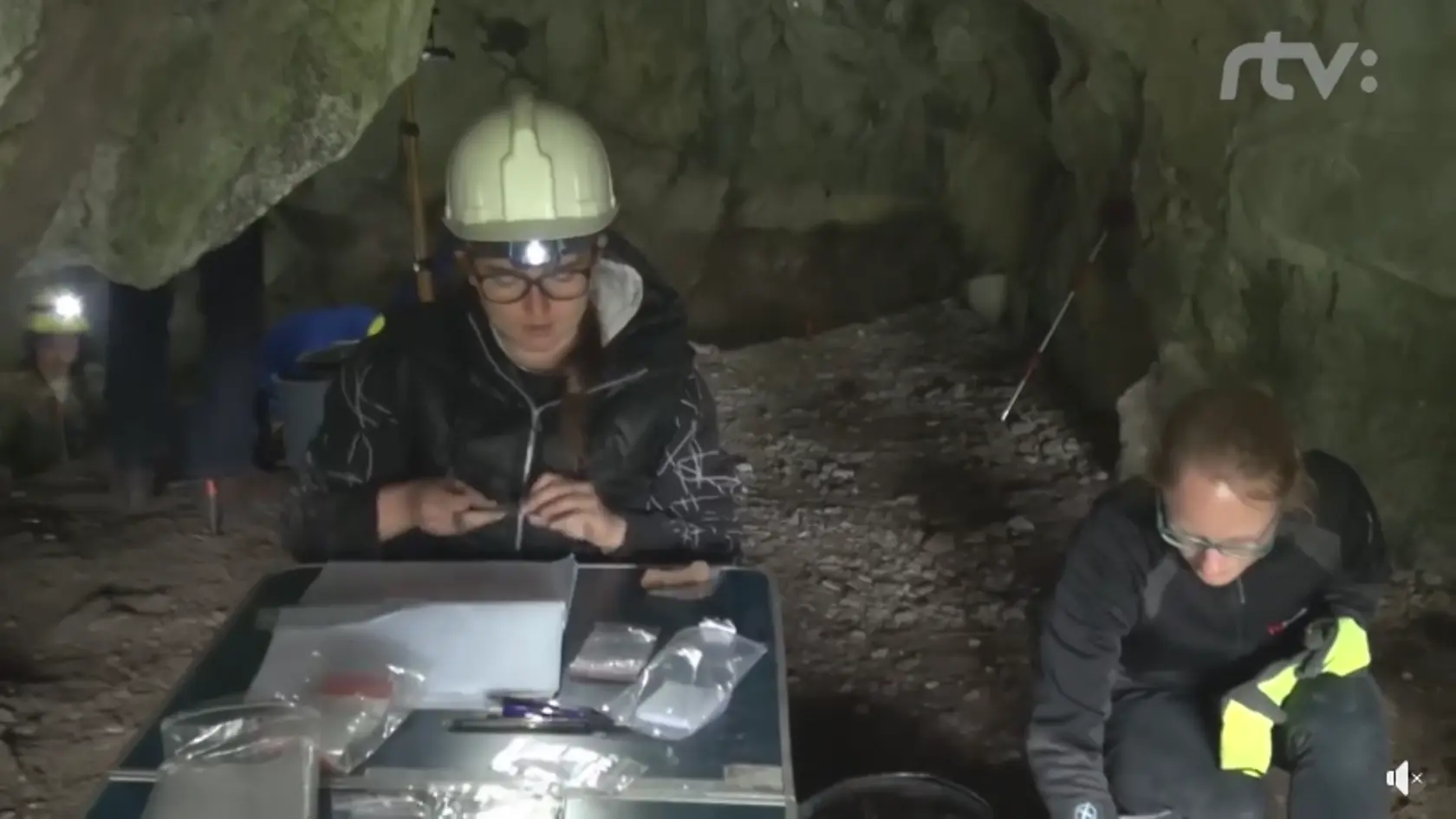 Skupina slovenských a poľských archeológov našla nové artefakty z doby ľadovej v jaskyni Hučivá diera vo Vysokých Tatrách.