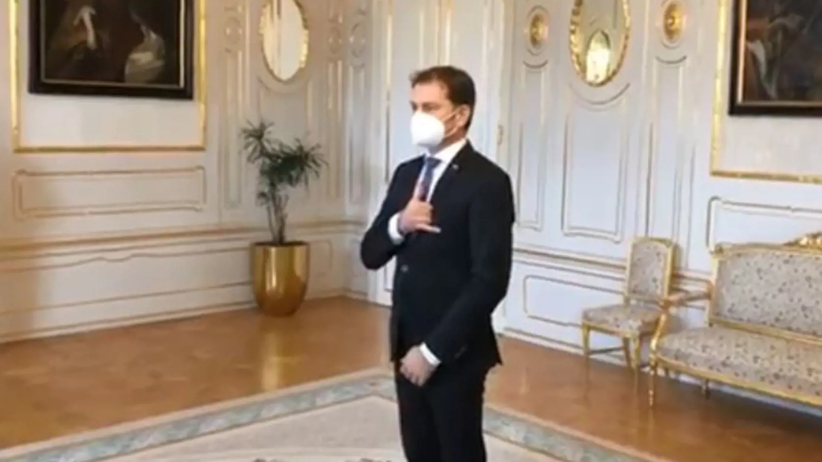 Igor Matovič a jeho surferské gesto Shaka v prezidentskom paláci.