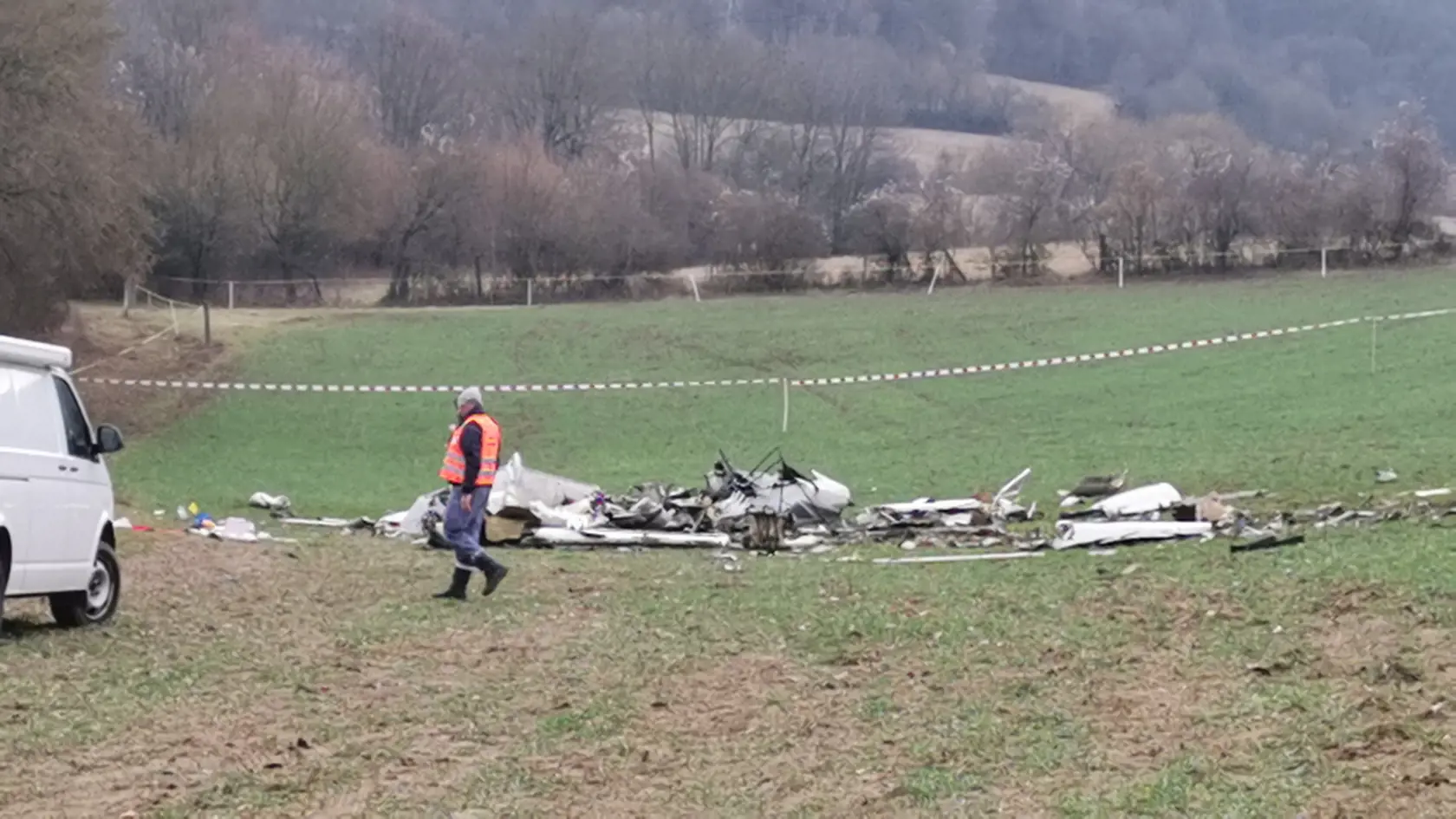 Trosky lietadla v ktorom zahynuli štyria muži nad obcou Trenčianske Stankovce.