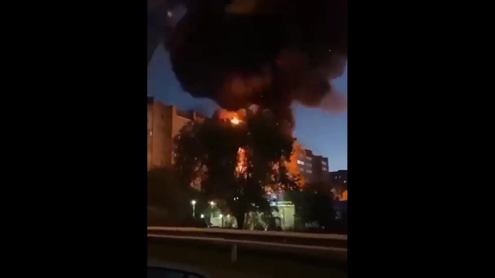 Obaja piloti sa katapultovali, na mieste havárie však vypukol rozsiahly požiar, keď pri dopade stroja explodovali tony paliva.