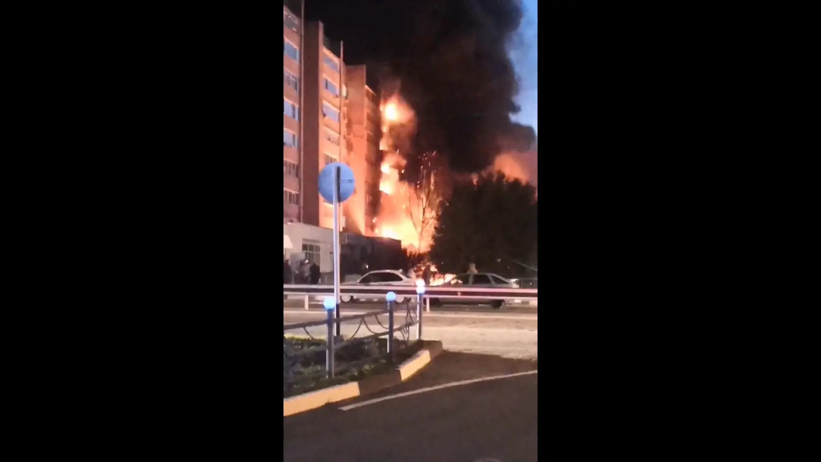 Obaja piloti sa katapultovali, na mieste havárie však vypukol rozsiahly požiar, keď pri dopade stroja explodovali tony paliva.
