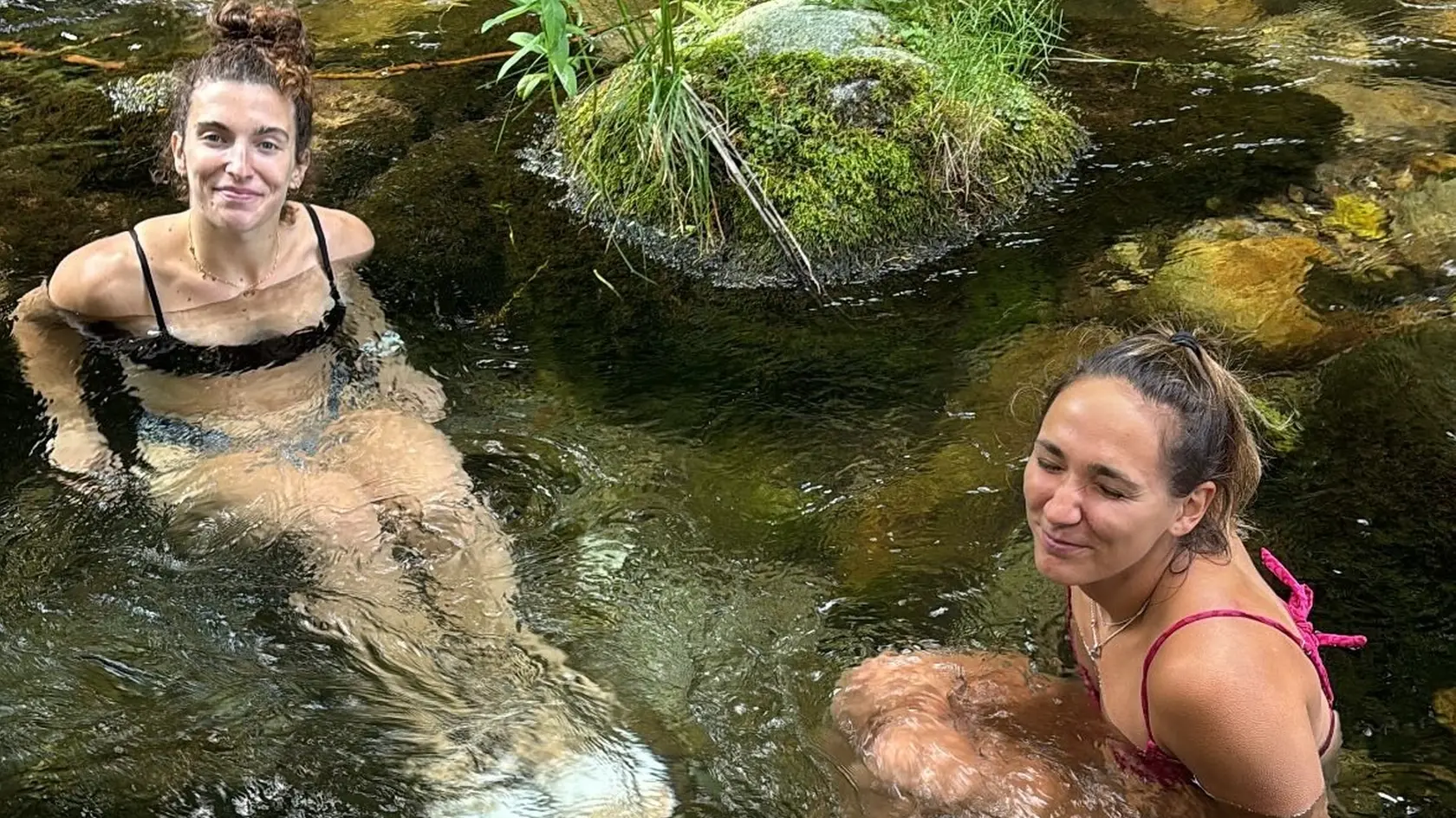 Slovenské volejbalové reprezentantky na sústredení v Liptovskom Jáne pred MS v Thajsku využívajú na regeneráciu aj studený tatranský potok. Vo vode sú Simona Jelínková (vľavo) a Karolína Fričová.