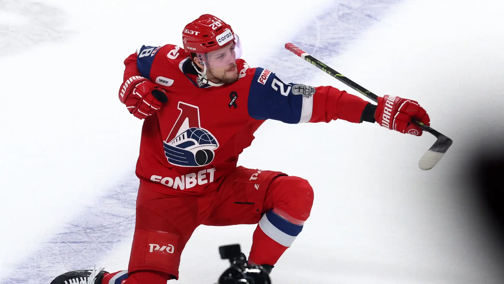Obranca Martin Gernát v drese Lokomotivu Jaroslavľ.