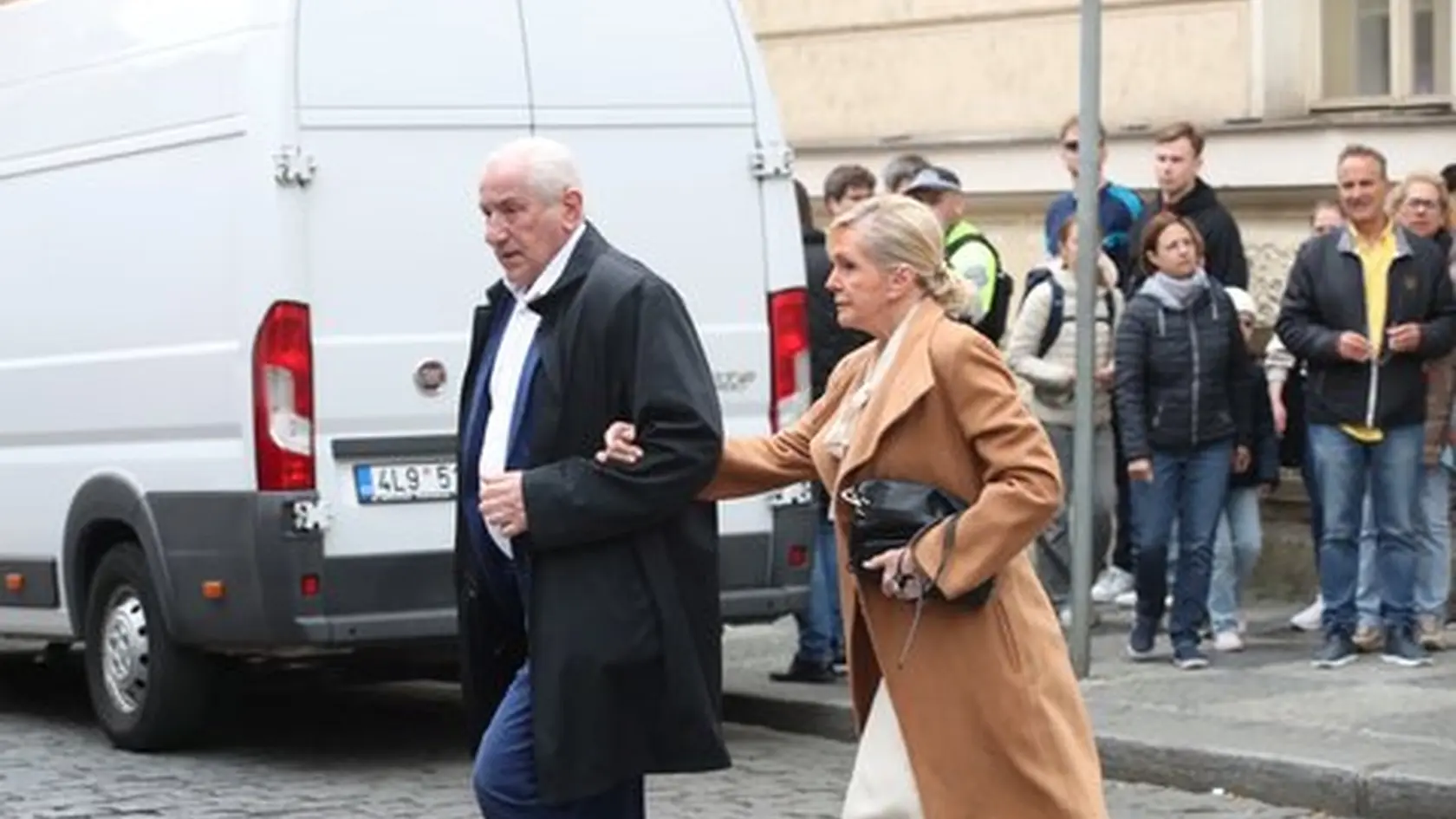 Pohreb Aničky Slováčkovej. Na snímke Helena Vondráčková s manželom.