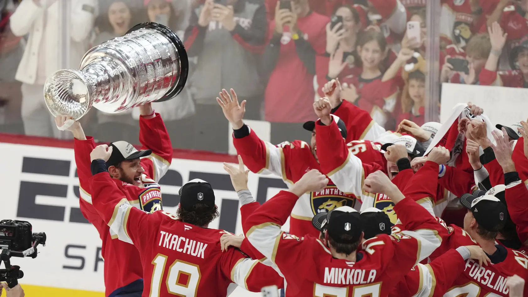 Na snímke hráč Floridy Aleksander Barkov dvíha so spoluhráčmi nad hlavu Stanleyho pohár po šiestom stretnutí finále play off zámorskej NHL Florida Panthers - Edmonton Oilers.