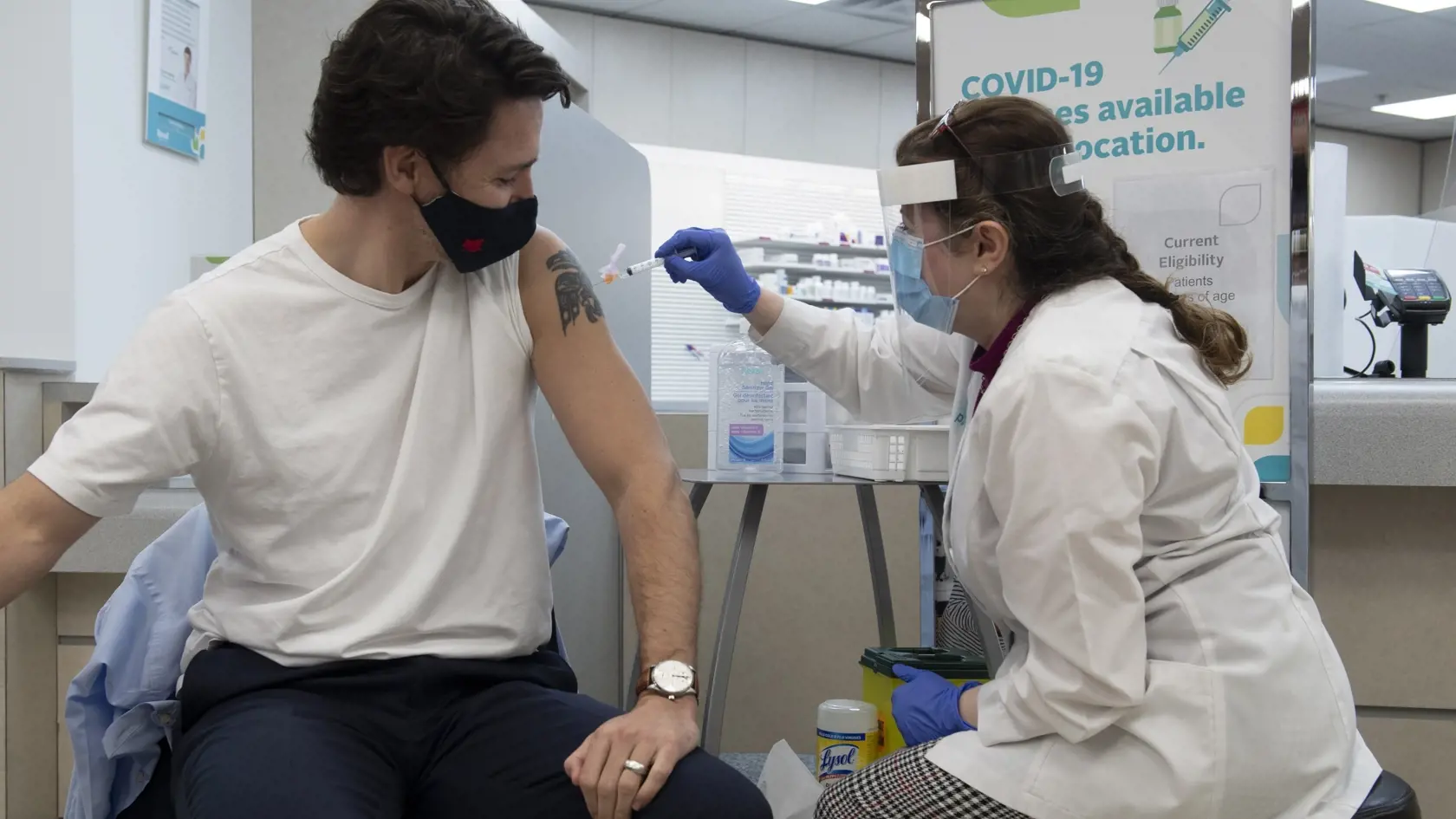 Registračný formulár sa podľa MZ SR aktuálne technicky upravuje. Pri prideľovaní termínov na očkovanie sa bude zohľadňovať vek. Starší záujemcovia budú mať vždy prednosť pred mladšími, tvrdí rezort zdravotníctva. V prípade sprievodu sa bude zohľadňovať vek seniora.