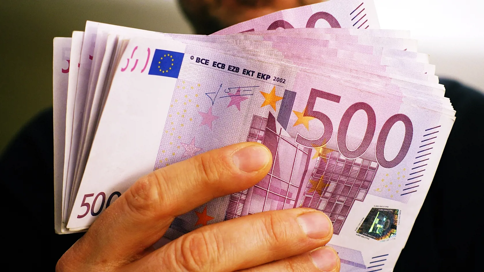 Firma v prípade zavinenia škody zamestnancom môže siahnuť na jeho mzdu. Podľa Zákonníka práce je to do výšky 4-násobku priemerného mesačného zárobku.