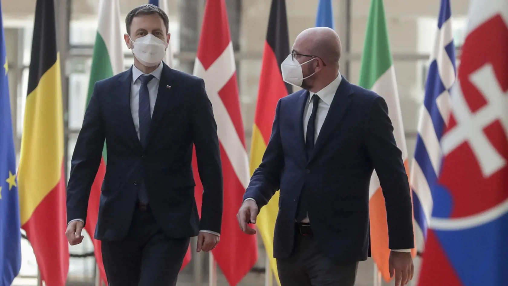 KK30 Brusel - Predseda Európskej rady Charles Michel (vpravo) víta slovenského premiéra Eduarda Hegera 27. apríla 2021 v Bruseli. Premiér Eduard Heger je na svojej prvej oficiálnej návšteve Brusela. FOTO TASR/AP
Slovakia's Prime Minister Eduard Heger, left, is welcomed by European Council President Charles Michel at the European Council meeting in Brussels, Tuesday, April 27, 2021. (Olivier Hoslet, Pool via AP)