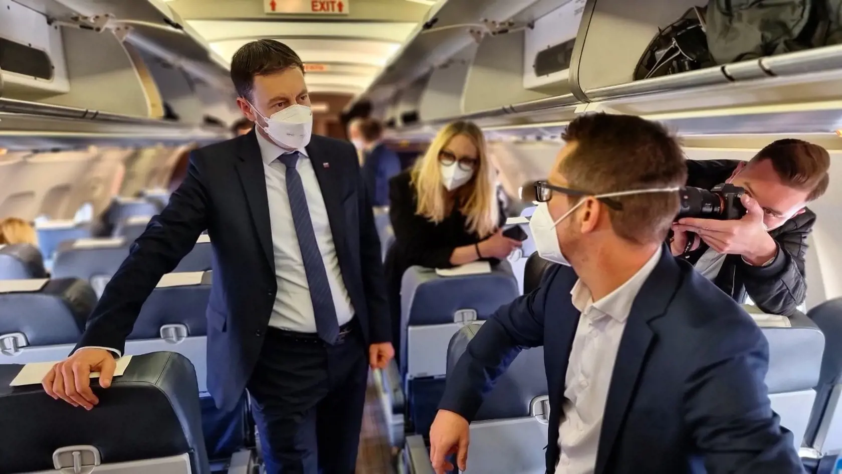 Premiér Eduard Heger počas letu do Bruselu