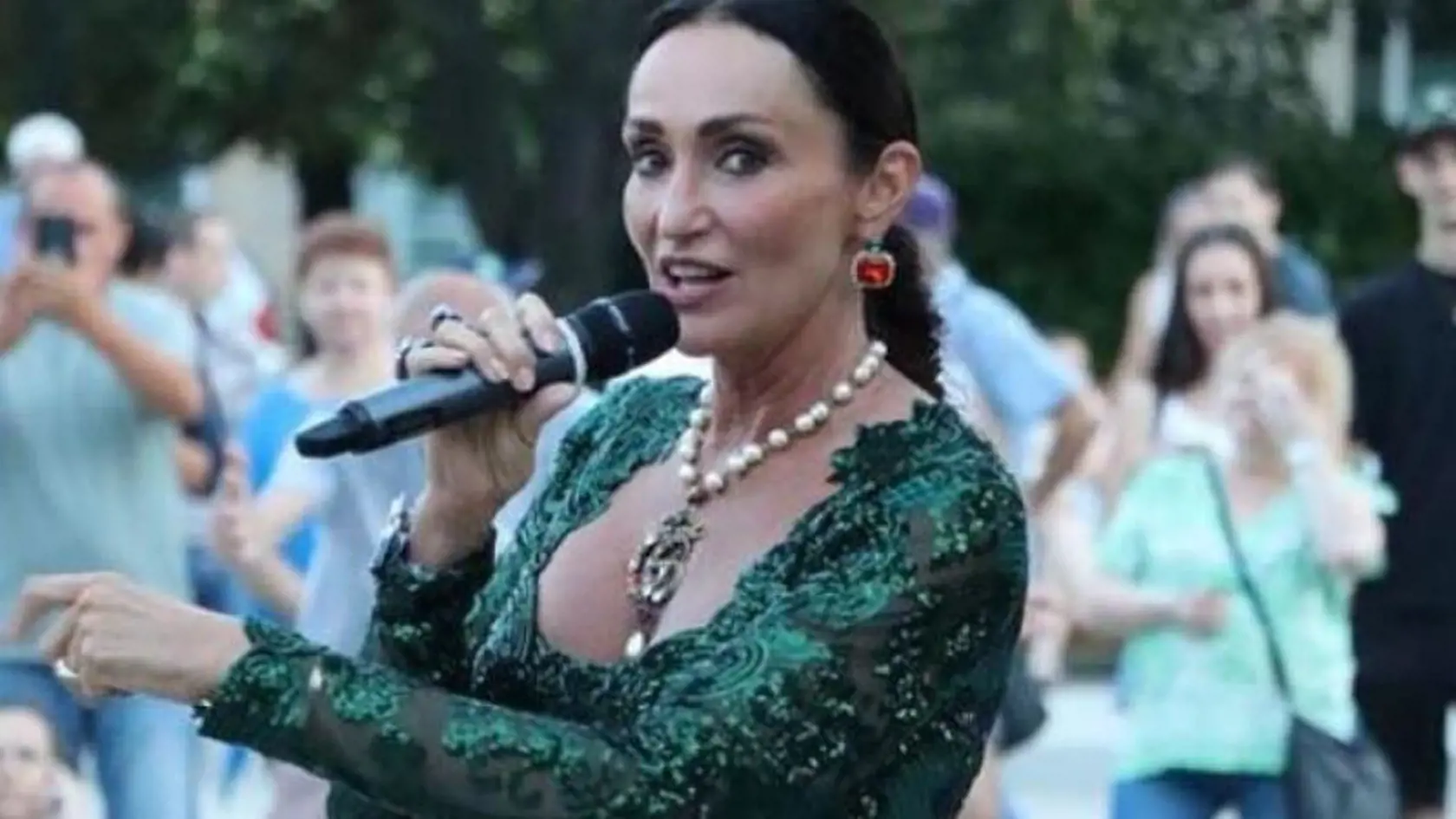 Sisa Lelkes Sklovska na slávnostnom otvorení novej interaktívnej fontány v Nových Zámkoch.
