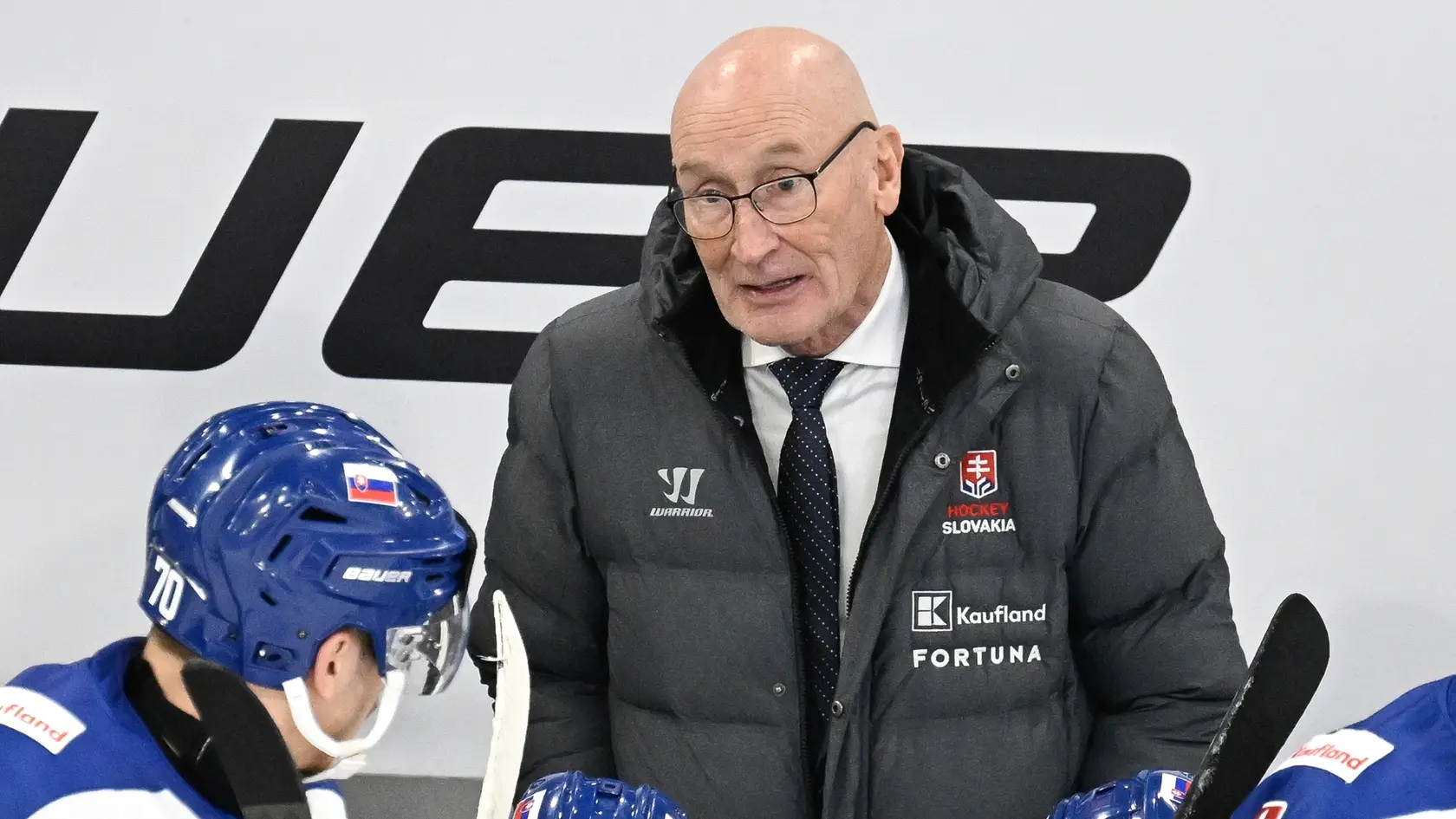 Tréner Slovenska Craig Ramsay počas zápasu Dánsko - Slovensko na turnaji o Nemecký pohár v Landshute.