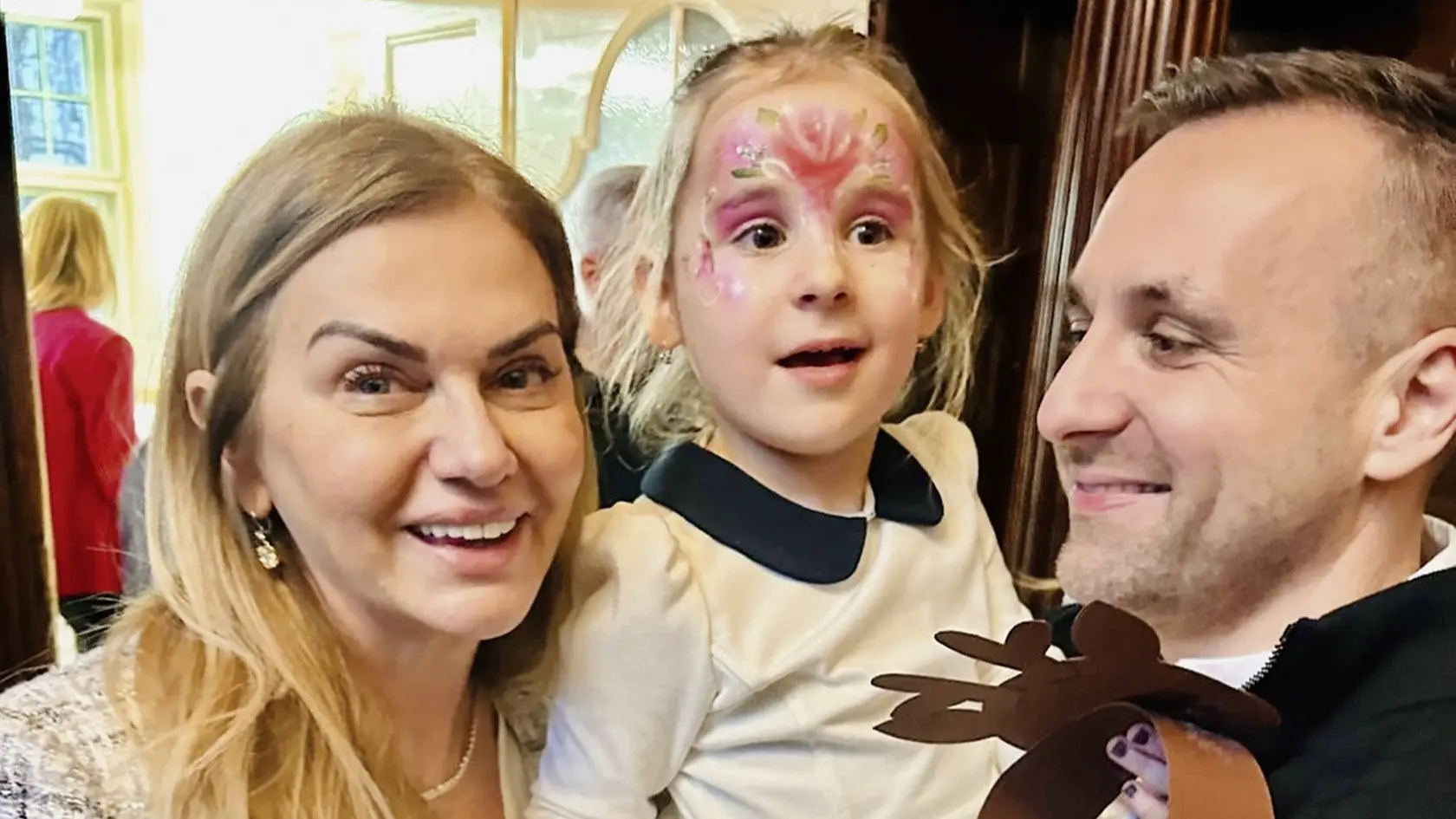 Sledované dieťa. Monika Beňová si dcéru a partnera užíva.