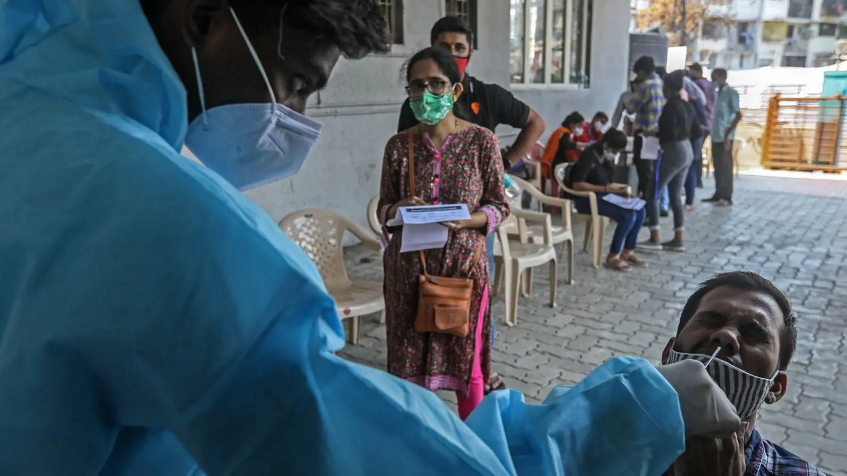 Najnovší rýchly nárast infekcií spôsobil, že India zaznamenala celkovo 13,5 milióna infikovaných, čo je viac než 13,48 milióna v Brazílii.