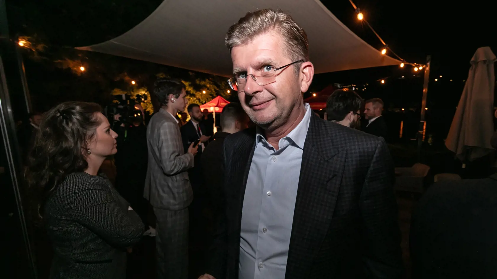 Na snímke Peter Žiga počas volebnej noci v reštaurácii Aušpic.  