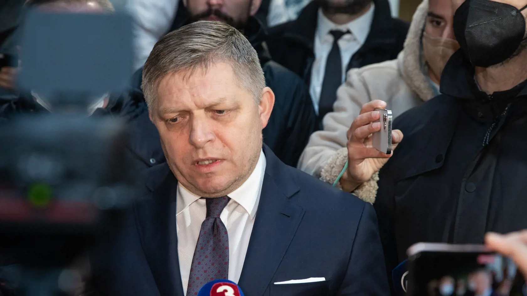 Na snímke je predseda opozičného Smeru-SD Robert Fico po opustení policajnej stanice. Roberta Fica polícia zadržala po tom, čo zvolal protestný sprievod počas lockdownu.