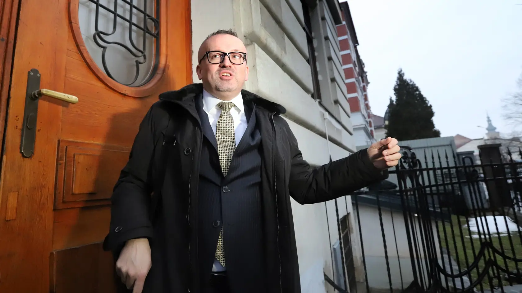 Súdny proces s bývalým riaditeľom Slovenskej informačnej služby (SIS) Vladimírom Pčolinským sa začal na pracovisku Špecializovaného trestného súdu v Banskej Bystrici. Predmetom obžaloby voči Pčolinskému je zločin prijímania úplatku, zločin zneužívania právomoci verejného činiteľa a prečin ohrozenia dôvernej skutočnosti a vyhradenej skutočnosti. Na snímke Vladimír Pčolinský na pracovisku Špecializovaného trestného súdu v Banskej Bystrici vo štvrtok 9. januára 2025. FOTO TASR - Ján Krošlák

