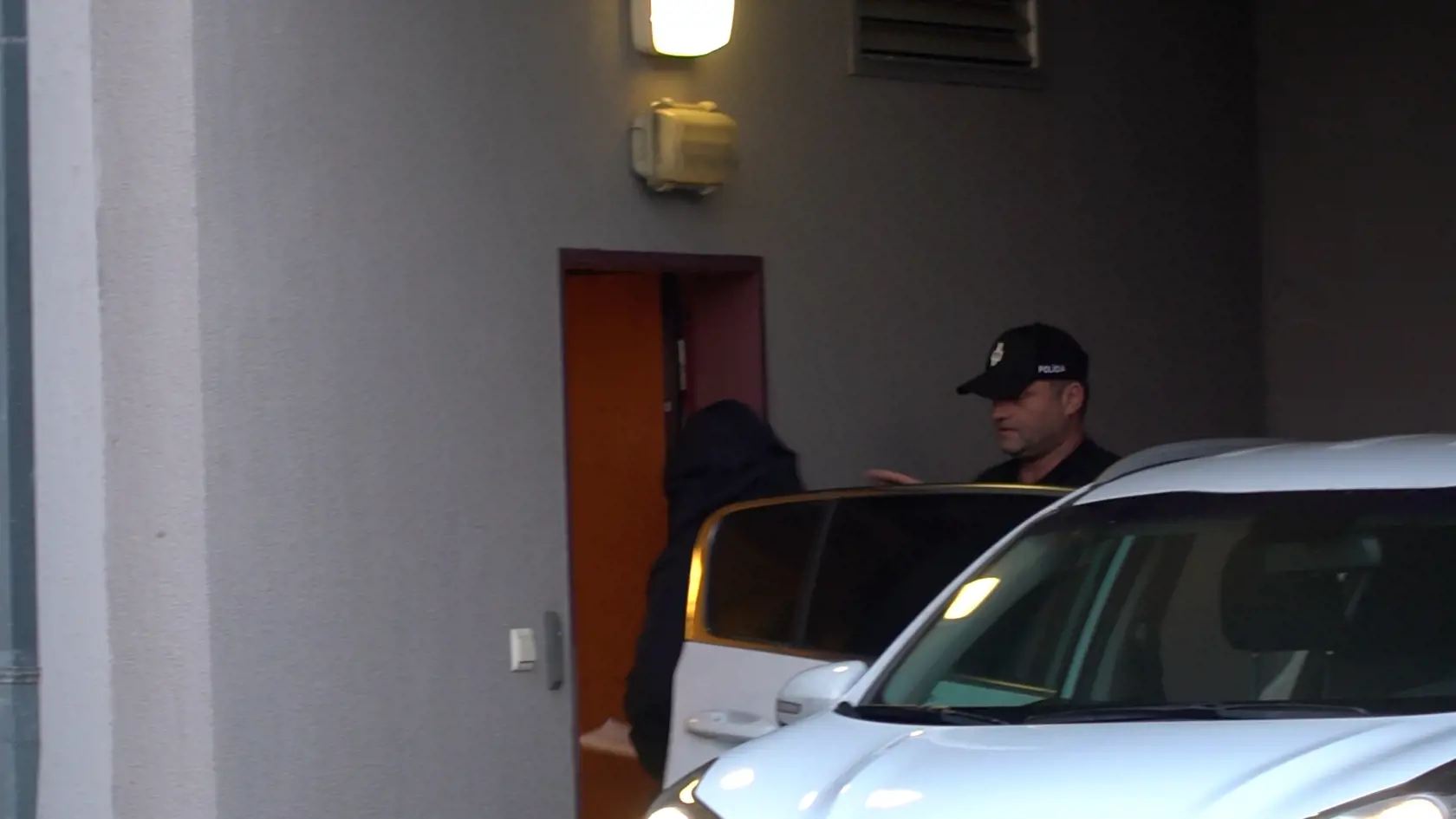 Obvinený z vraždy: Špecializovaný trestný súd vzal Branislava, ktorý sa skrýval pod kapucňou, do väzby. Hrozí mu 25 rokov až doživotie. Je údajne len vykonávateľom vraždy. Objednávateľa zatiaľ polícia nemá.