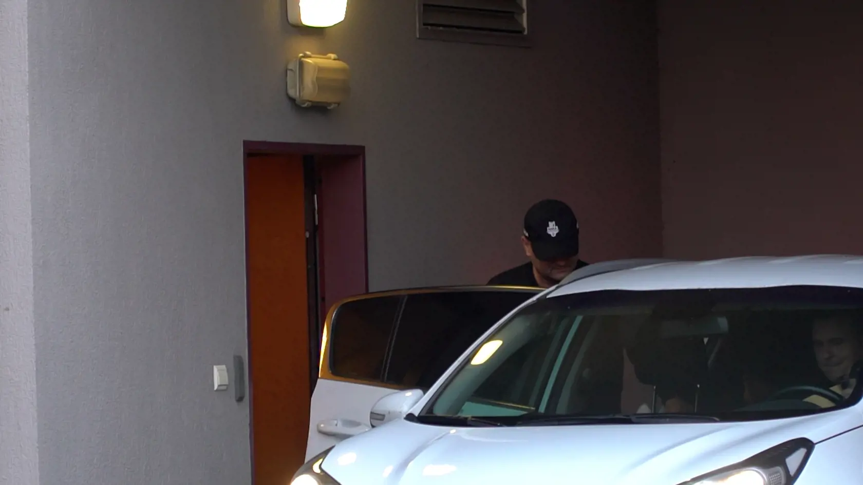 Prichádza na súd: Špecializovaný trestný súd vzal nakoniec Branislava, ktorý sa skrýval pod kapucňou, do väzby. Hrozí mu 25 rokov až doživotie. Je údajne len vykonávateľom vraždy. Objednávateľa zatiaľ polícia nemá.