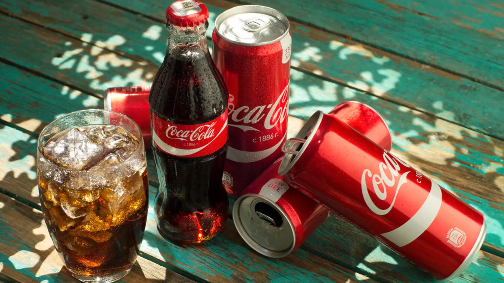 Minsk,,Belarus-august,26,,2016:,Glass,Of,Coca-cola,With,Ice,,Can