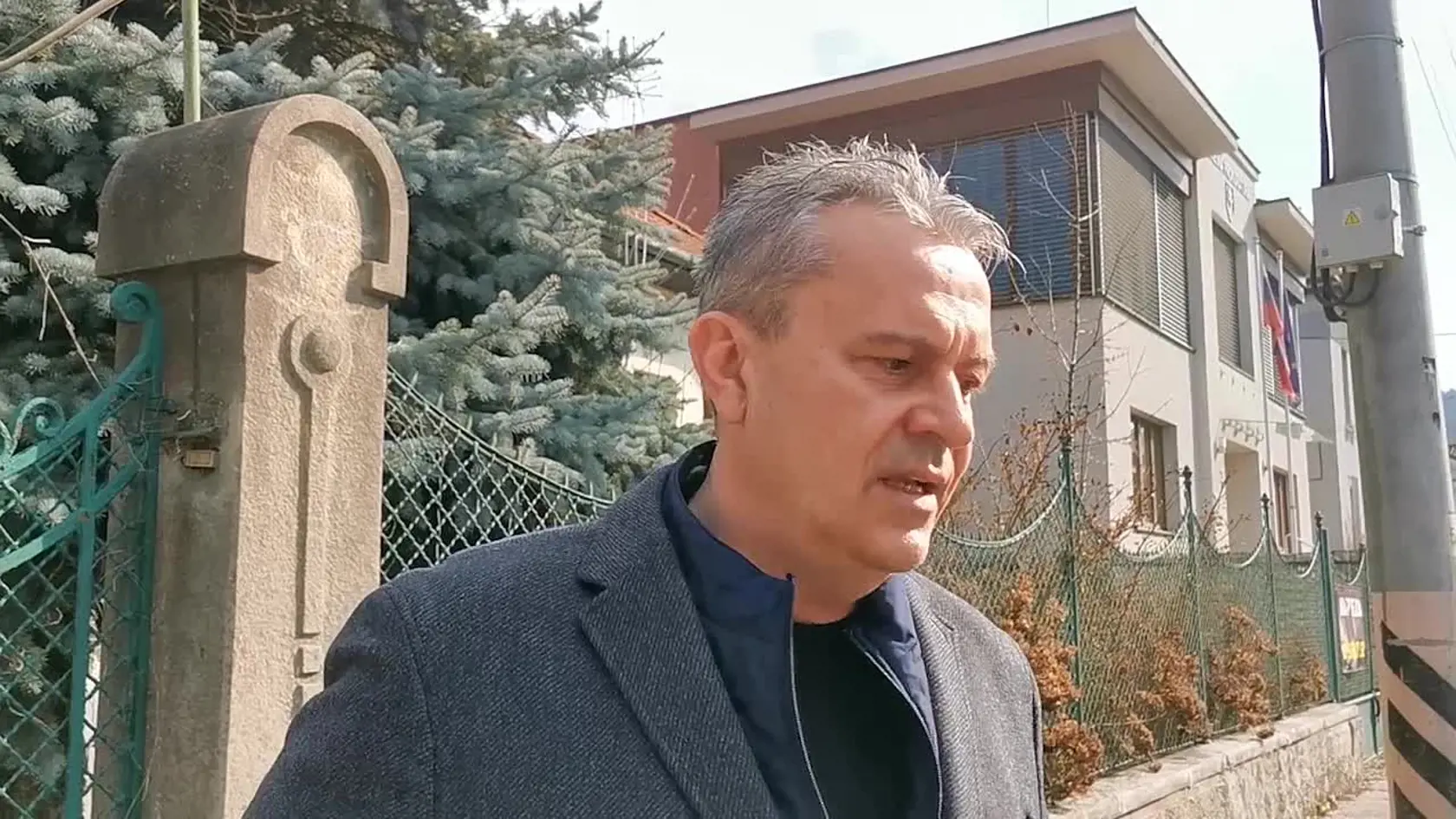 Miloš Mičega, mestský poslanec a zároveň neúspešný kandidát na post primátora mesta Trenčín sa obrátil na prokuratúru v Trenčíne. Dôvodom je parkovanie o ktorom tvrdí, že je drahšie ako v Prahe, Brne, Ostrave, Bratislave, Nitre či v Košiciach.