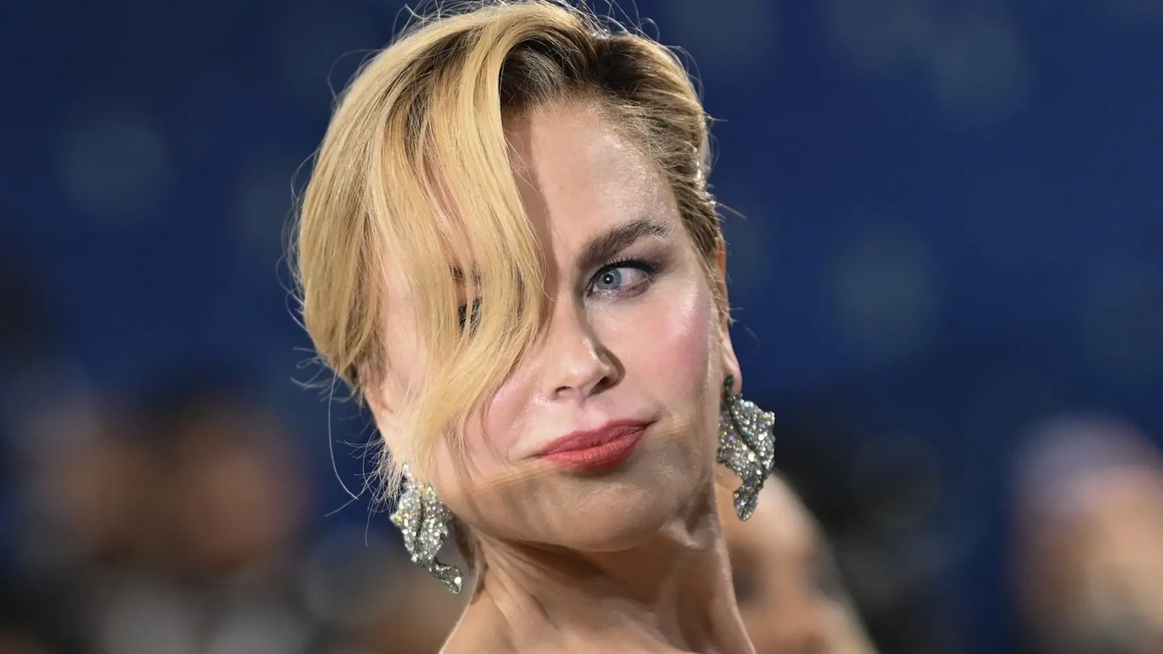 Nicole Kidman šokovala na Met Gala krátkym účesom. Spredu to vyzeralo, že má vlasy zopnuté do copu.