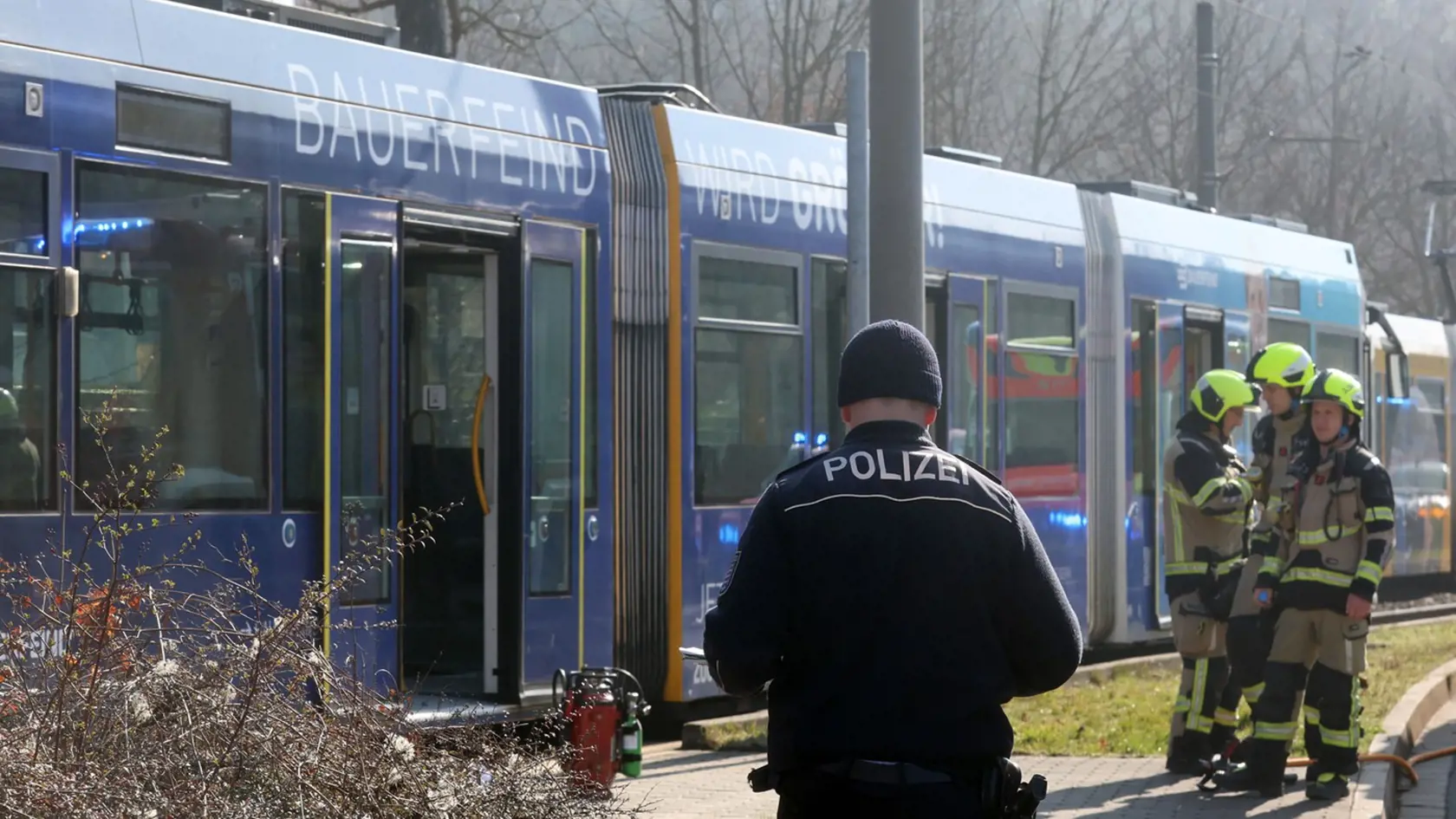 Polícia zasahuje pri električke, kde muž polial jednu z cestujúcich horľavinou a zapálil ju v nemeckom meste Gera.
