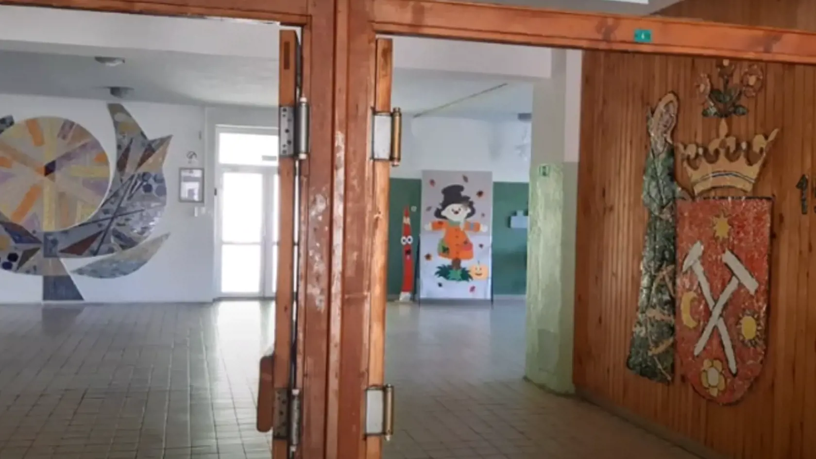 Niektorí rodičia uvažujú o tom, že svoje deti preložia do iných škôl. "Je smutné, že máme školu v dedine a budeme sa terigať niekde inde, čo najmä v zime môže byť obrovský problém, keďže žijeme v oblasti, kde v zime sú cesty zaviate snehom.