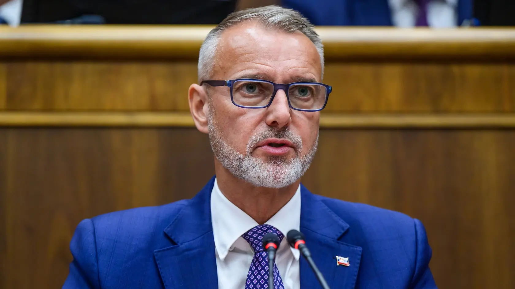 Na snímke predseda NR SR Richard Raši (Hla) počas 37. mimoriadnej schôdze Národnej rady SR v Bratislave 10. júna 2025. Návrh novely zákona o dani z finančných transakcií z dielne koaličnej SNS neprerokovali poslanci v utorok na 37. mimoriadnej schôdzi Národnej rady (NR) SR a vrátia sa k nemu až na nasledujúcej riadnej schôdzi v septembri. Mimoriadnu schôdzu síce otvorili a schválili aj jej program, keďže však rokovanie výborov o novele bolo predtým prerušené, nemohlo o nej v druhom čítaní rokovať plénum. 