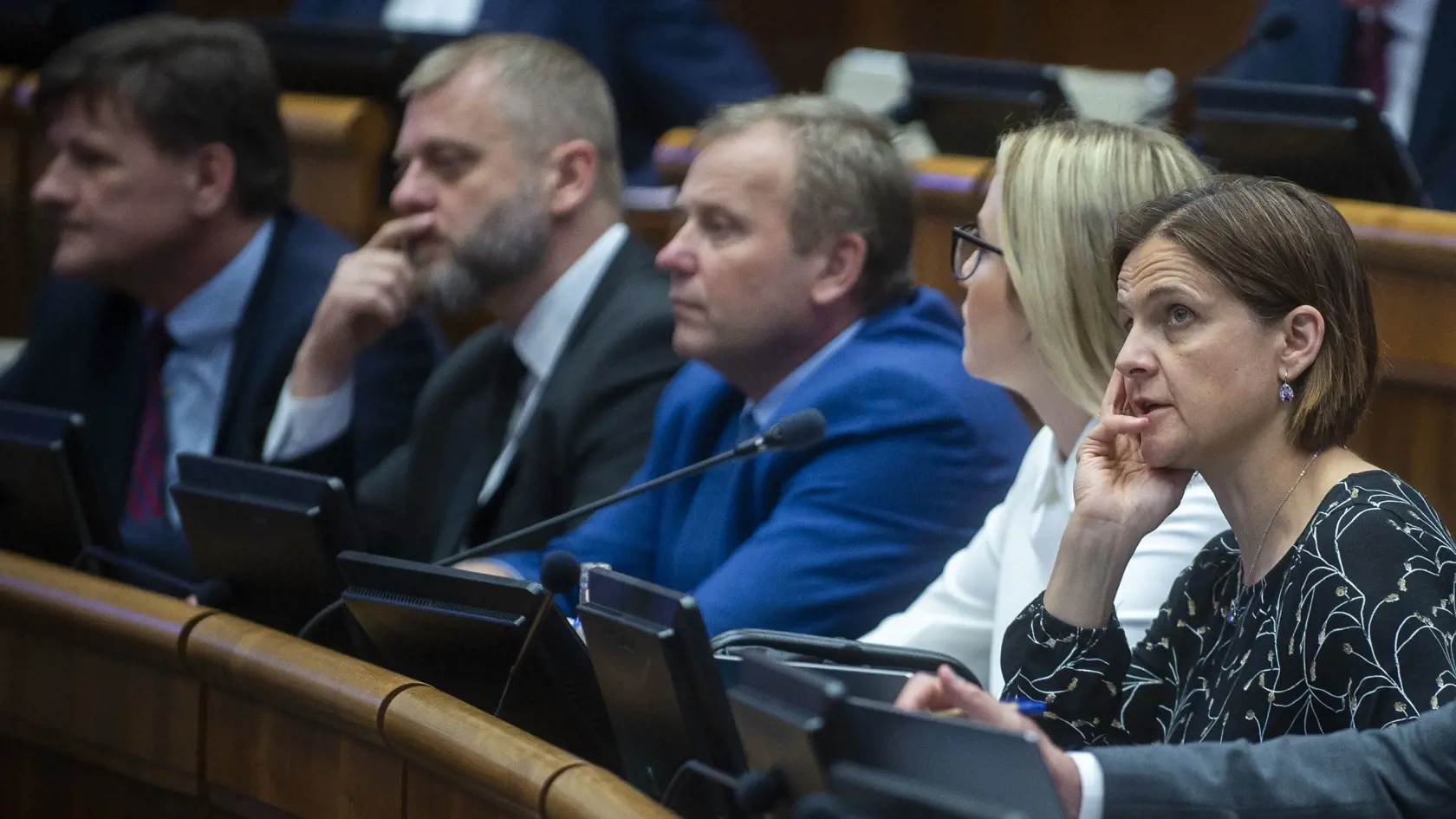 Na snímke poslanci NRSR sprava Mária Kolíková, Vladimíra Marcinková, Vladimír Ledecký, Juraj Krúpa a Alojz Hlina (všetci SaS) počas rokovania 12. schôdze parlamentu 30. apríla 2024 v Bratislave. FOTO TASR - Jakub Kotian