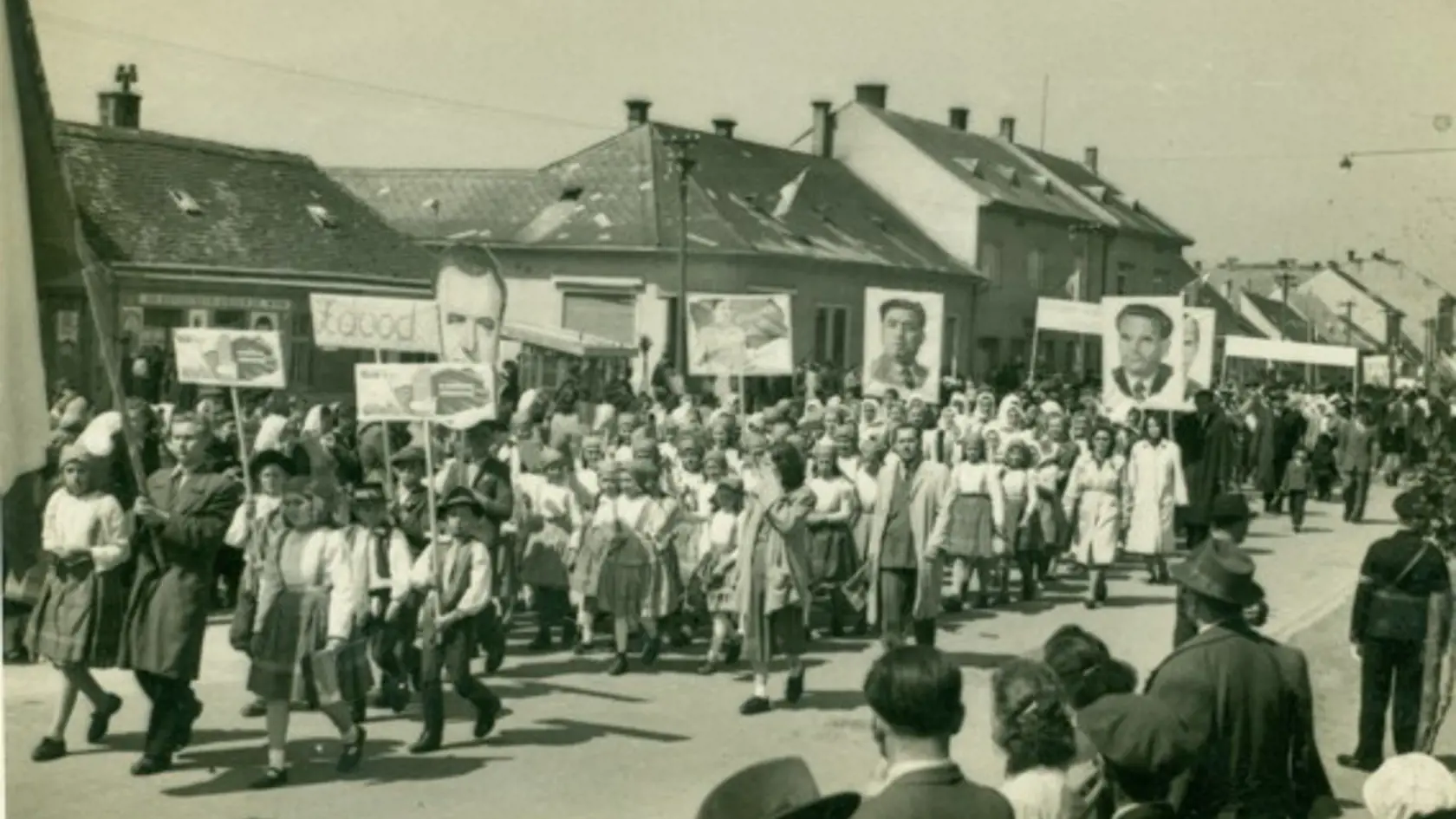 Prvý máj bol za bývalého režimu v znamení povinnej účasti na prvomájových sprievodoch, či presnejšie manifestáciách. Napriek tomu, nie každému sa chcelo ísť, predsa mnohí pamätníci na to radi spomínajú. Na archívnej fotografii  je prvomájový sprievod  z roku 1954 v Malackách.