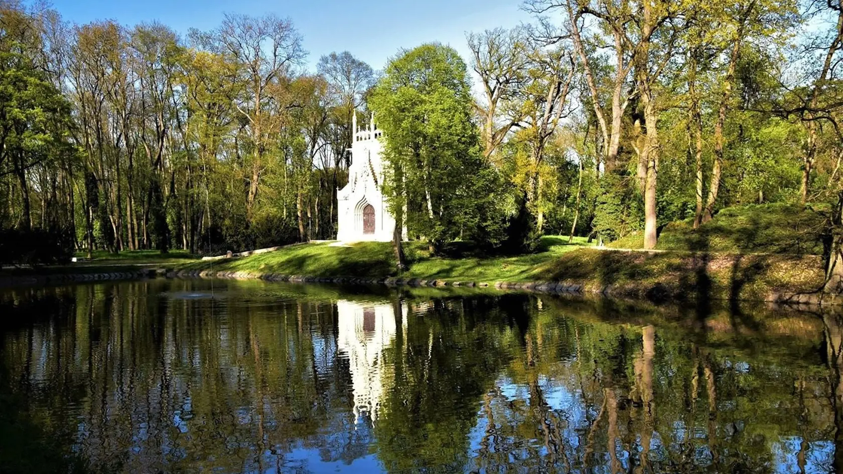 Mestský park v Trebišove, domáci poznajú ako andrássyovský alebo grófssky. Bežný človek sa tam len tak ľahko nedostal. Koncom 19. storočia park v talianskom štýle, s fontánami a so zimnou záhradou považovali za najkrajší v celom Uhorsku. V súčasnosti ho odborníci zaraďujú medzi najrozsiahlejšie a najcennejšie svojho druhu v strednej Európe.