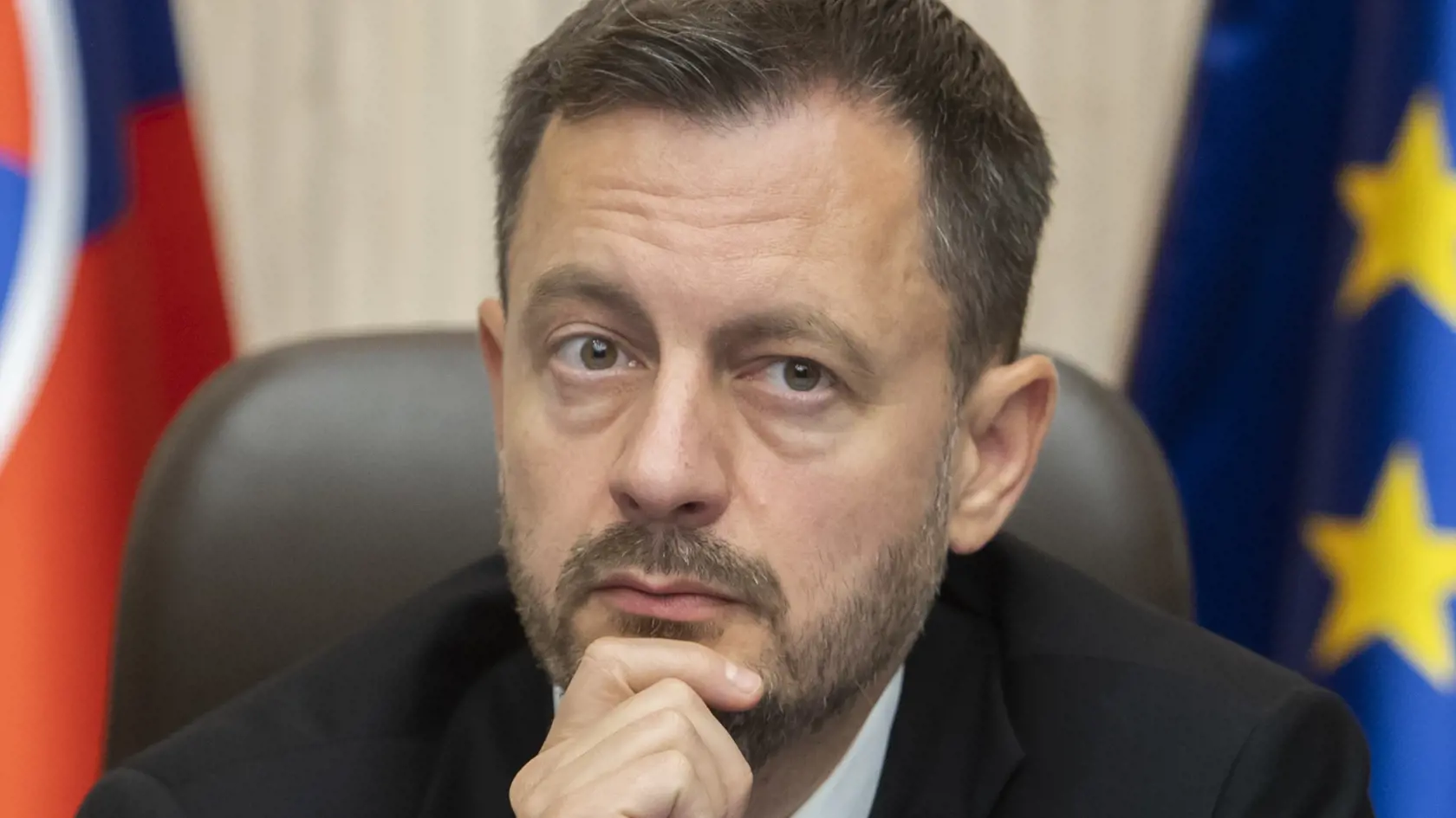Na snímke premiér SR Eduard Heger (OĽaNO) počúva počas 108. rokovania vlády SR v Bratislave v stredu 5. októbra 2022. FOTO TASR - Martin Baumann
