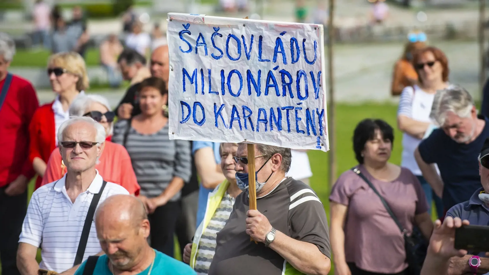 Na snímke účastníci protestu proti vláde Igora Matoviča na Námestí slobody v Bratislave.