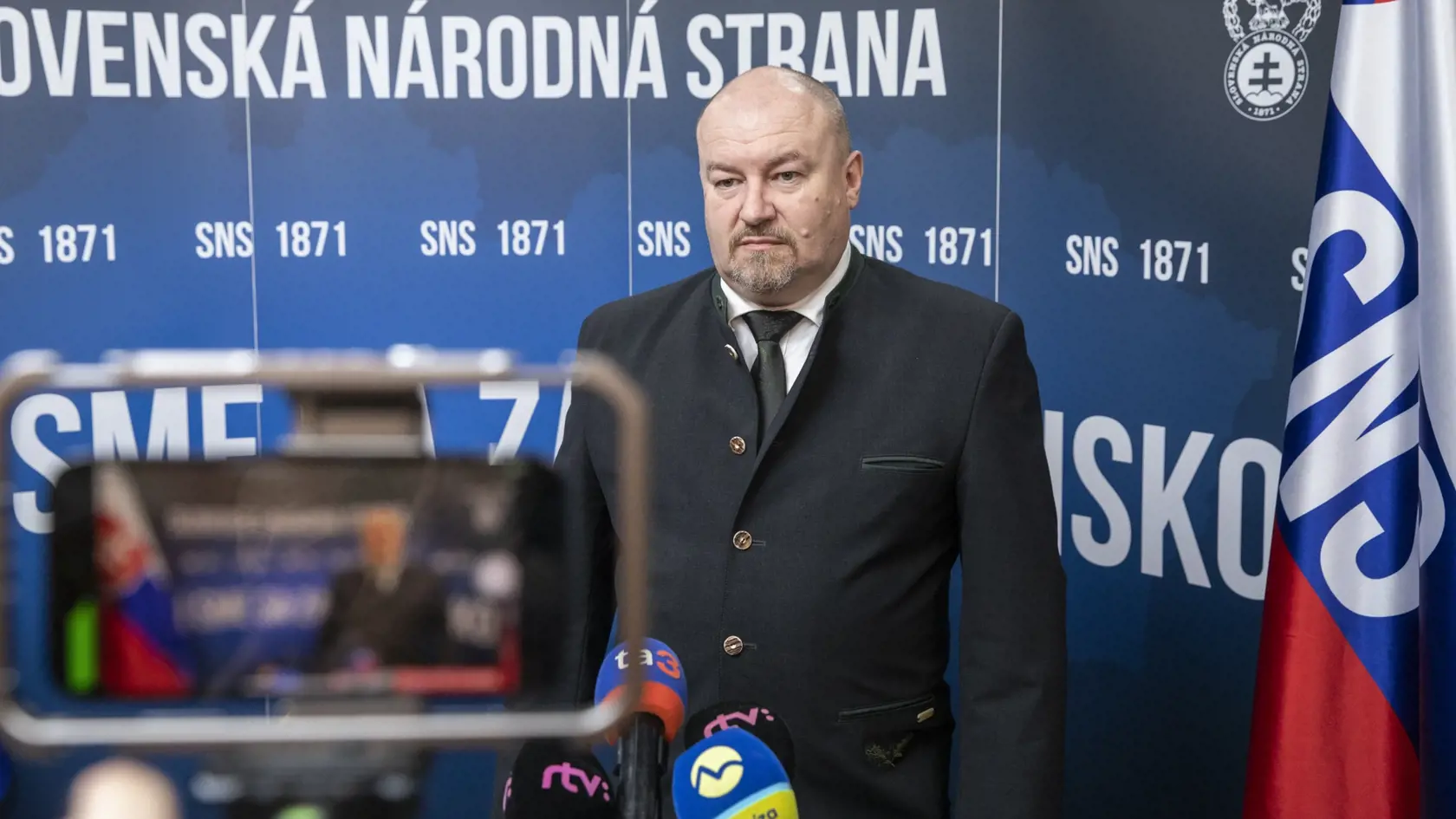 Parlamentné voľby na Slovensku. Volebná centrála Slovenskej národnej strany. Na snímke je starosta obce Očová  Rudolf Huliak.