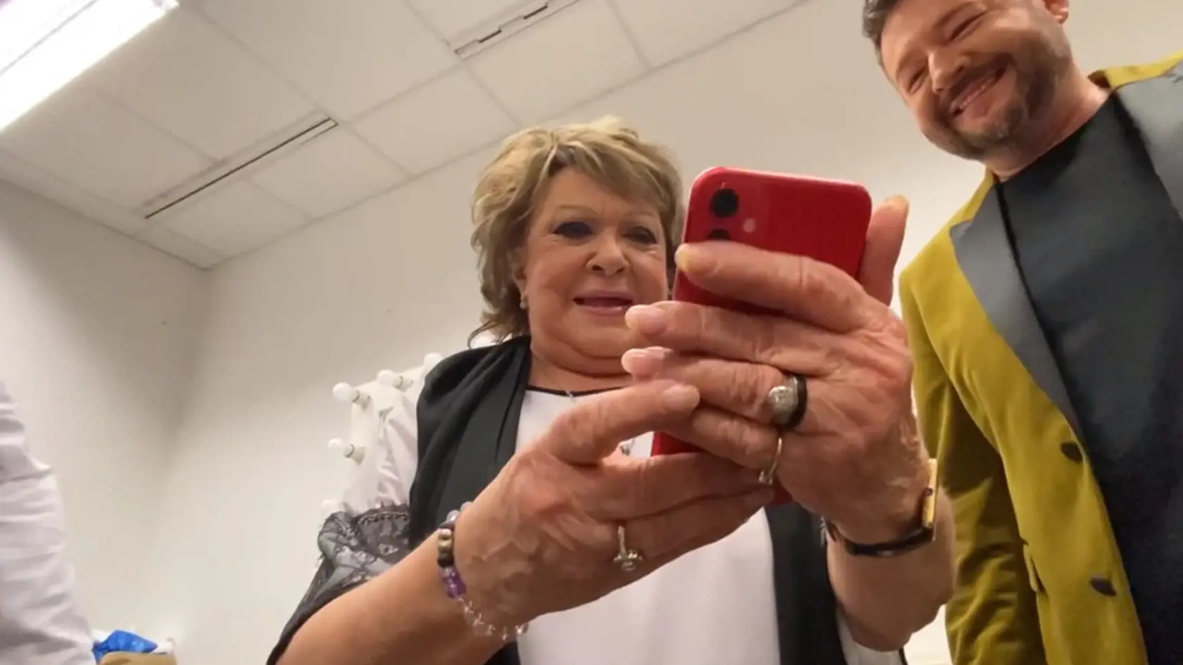 Jiřina sa tešila z nového telefónu, ktorý dostala od kolegov zo Zlatej masky.