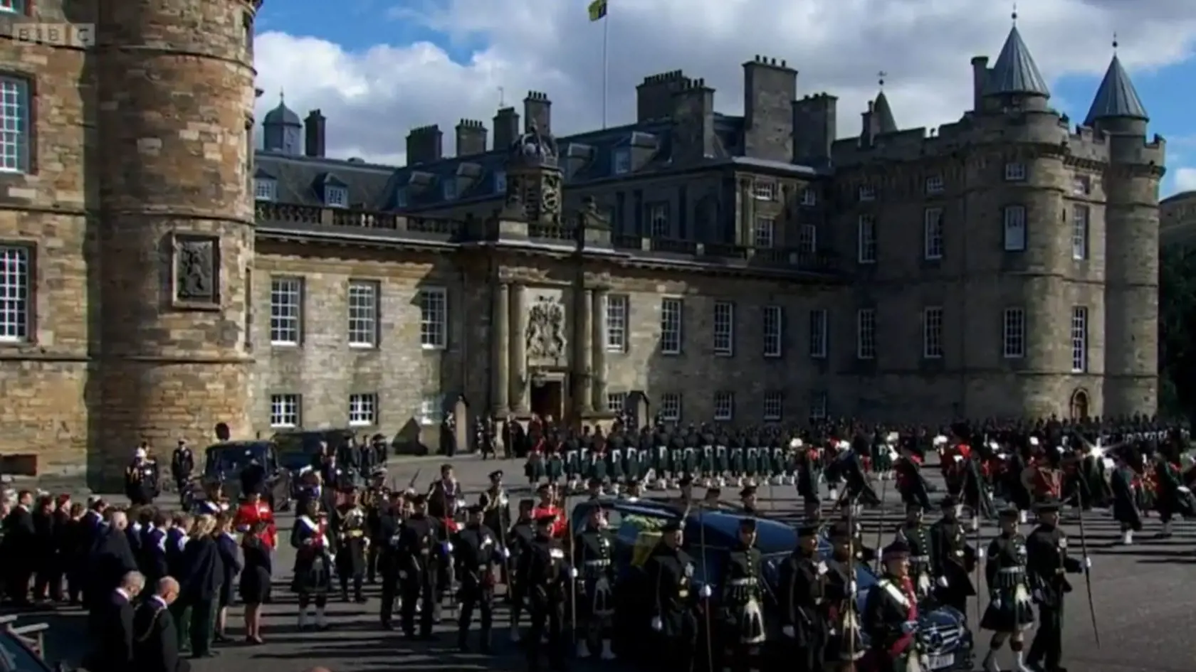 Sprievod sa začal, kráľ Charles III. nasleduje matkinu rakvu po Royal Mile v Edinburghu smerom ku Katedrále sv. Gilesa.