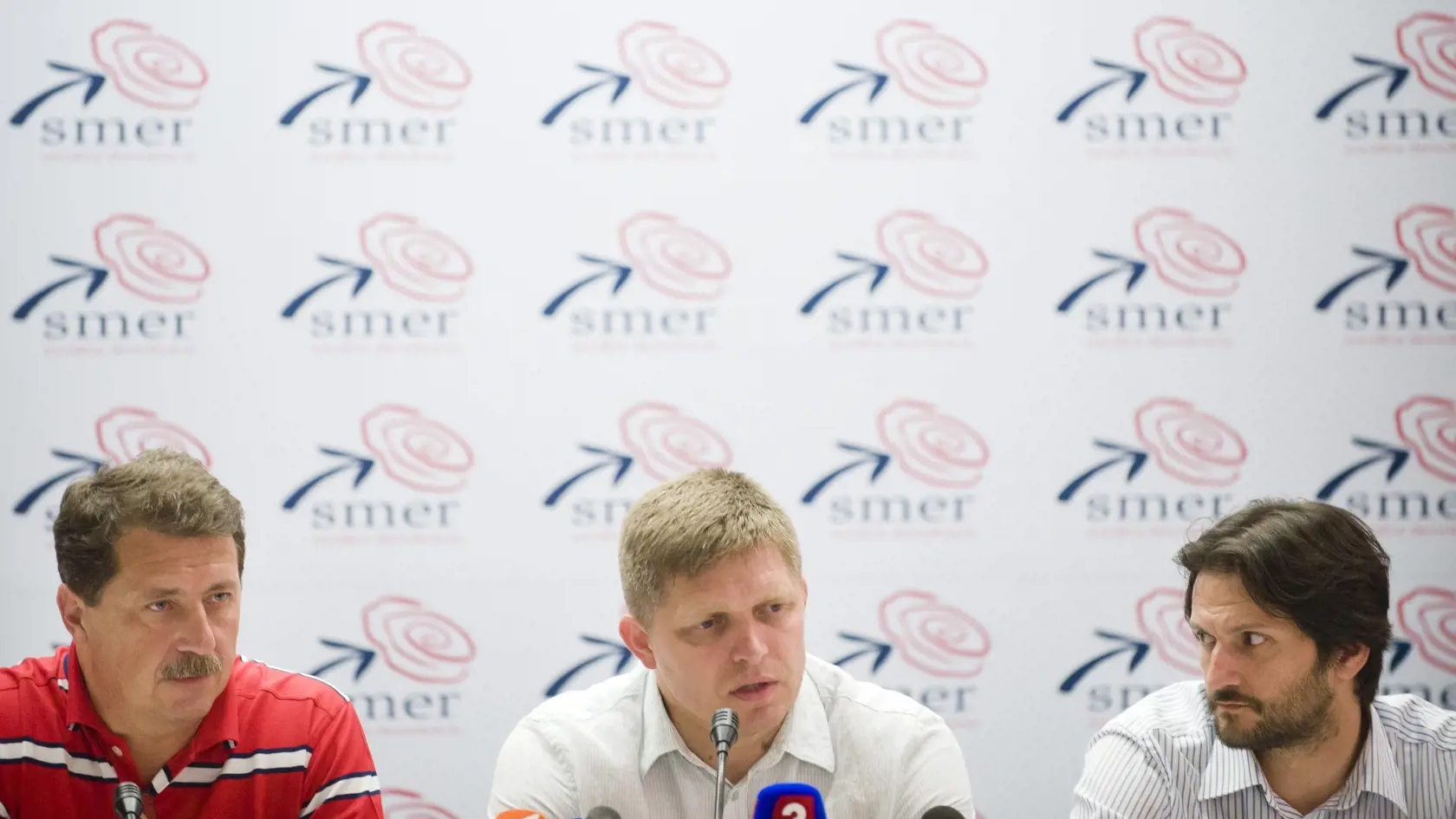 Rúca sa: Pavol Paško, vľavo, v roku 2014 skončil vo funkcii predsedu NR SR, Robert Kaliňák, vpravo, aktuálne ako minister vnútra skončil. Premiér Robert Fico, v strede, bude v pondelok čeliť odvolávaniu.
