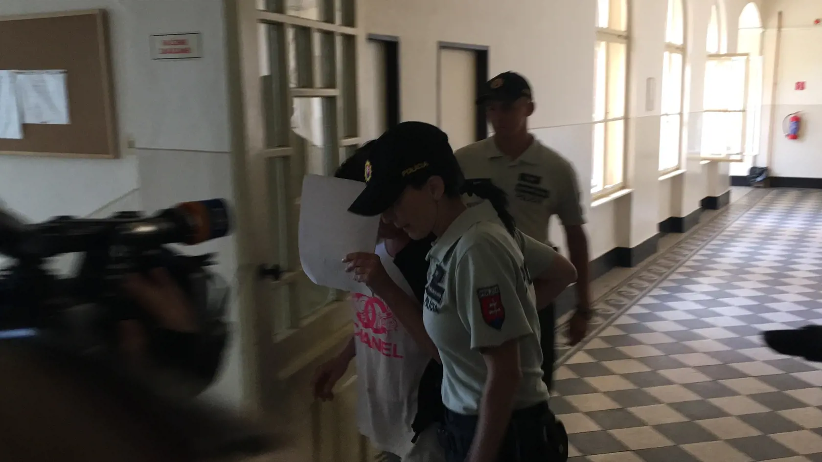 Ilona B.z Lučenca v sobotu nafúkala za volantom 4,83 promile. Dnes sa na súde triasla a zakrývala si tvár.