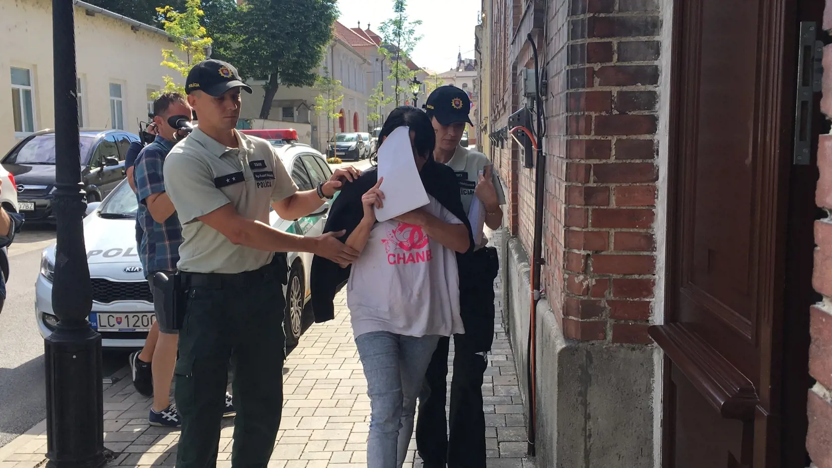 Ilona, ktorá nafúkala 4,83 promile si na súde zakrývala tvár.