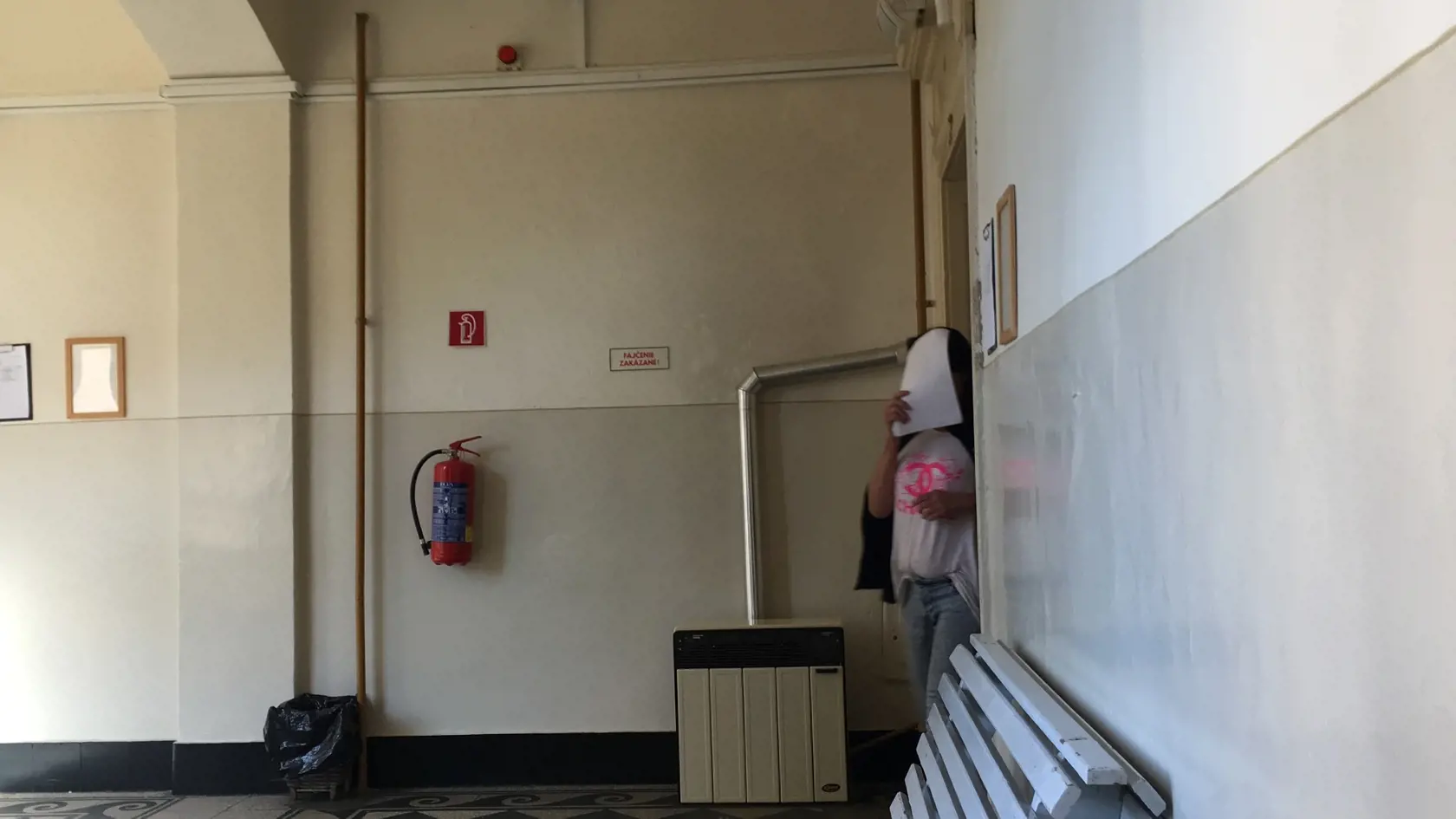 Ilona B.z Lučenca v sobotu nafúkala za volantom 4,83 promile. Dnes sa na súde triasla a zakrývala si tvár.