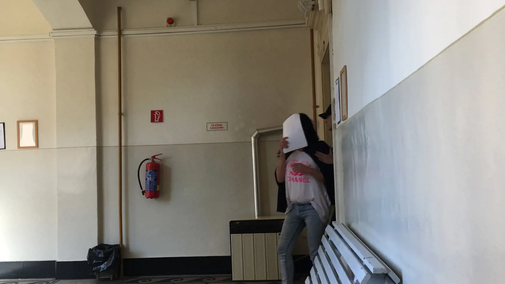 Ilona B.z Lučenca v sobotu nafúkala za volantom 4,83 promile. Dnes sa na súde triasla a zakrývala si tvár.