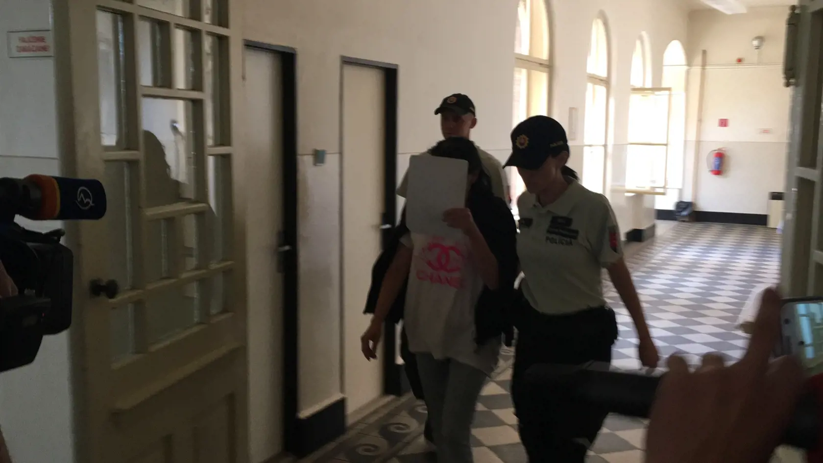 Ilona B.z Lučenca v sobotu nafúkala za volantom 4,83 promile. Dnes sa na súde triasla a zakrývala si tvár.