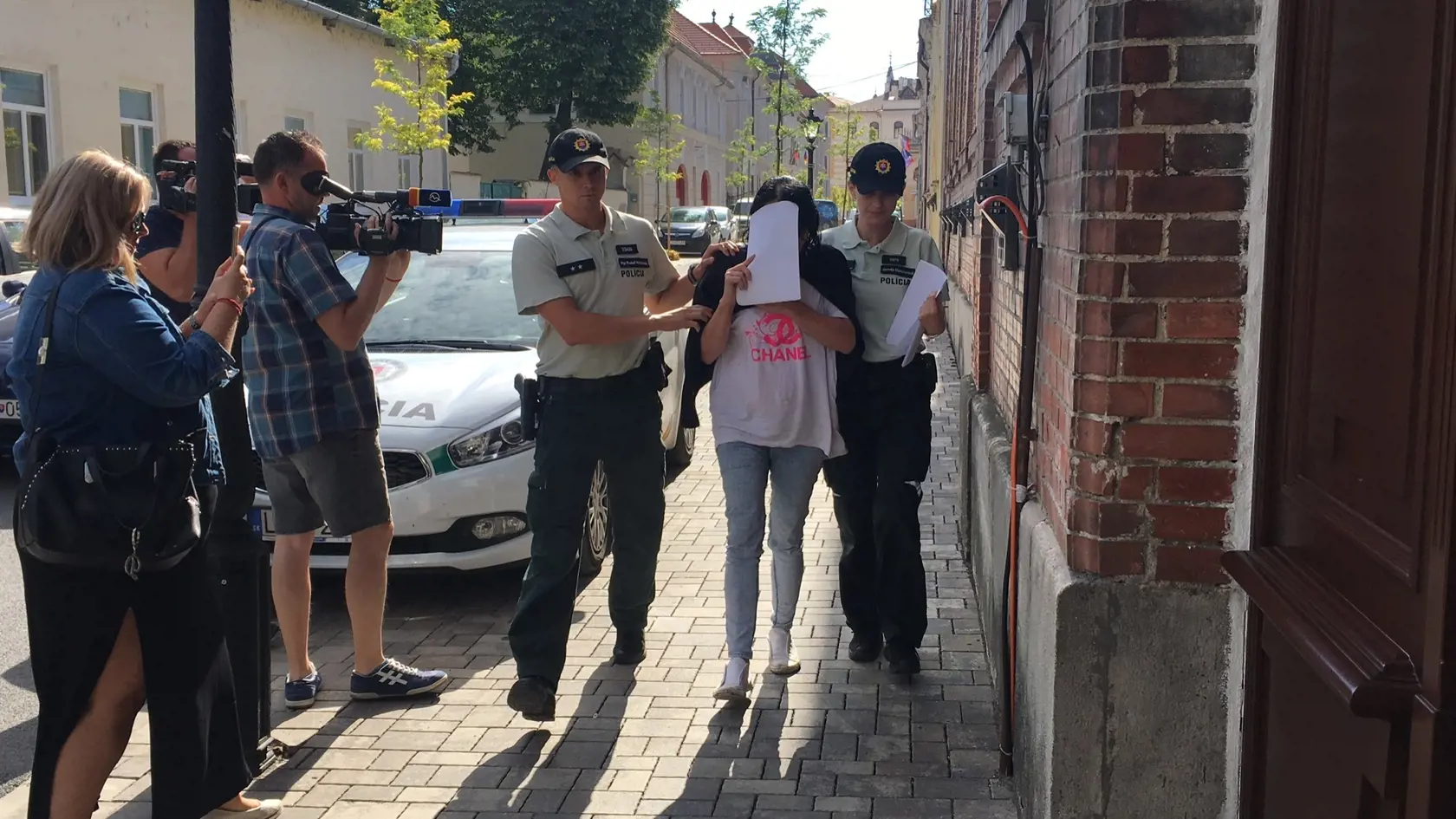 Ilona, ktorá nafúkala 4,83 promile si na súde zakrývala tvár.