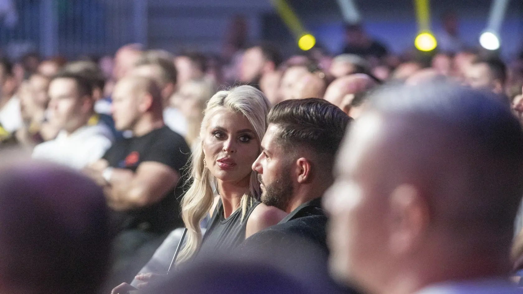 Na snímke je podujatie Oktagon 47 na bratislavskom zimnom štadióne Ondreja Nepelu, ktorého vrcholom bol zápas Slováka Pavla Langera s legendárnym českým MMA bojovníkom Karlosom Vémolom. Na fotke je  manželka MMA bojovníka Karlosa Vémulu Lela Ceterová.