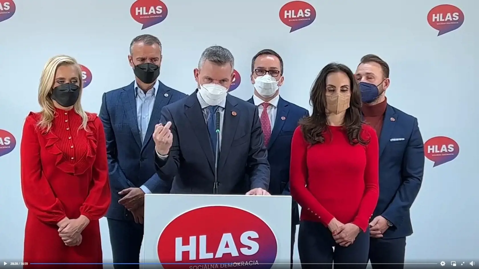 Peter Pellegrini sa pri téme referenda rozčertil a ukázal vztýčený prostredník.