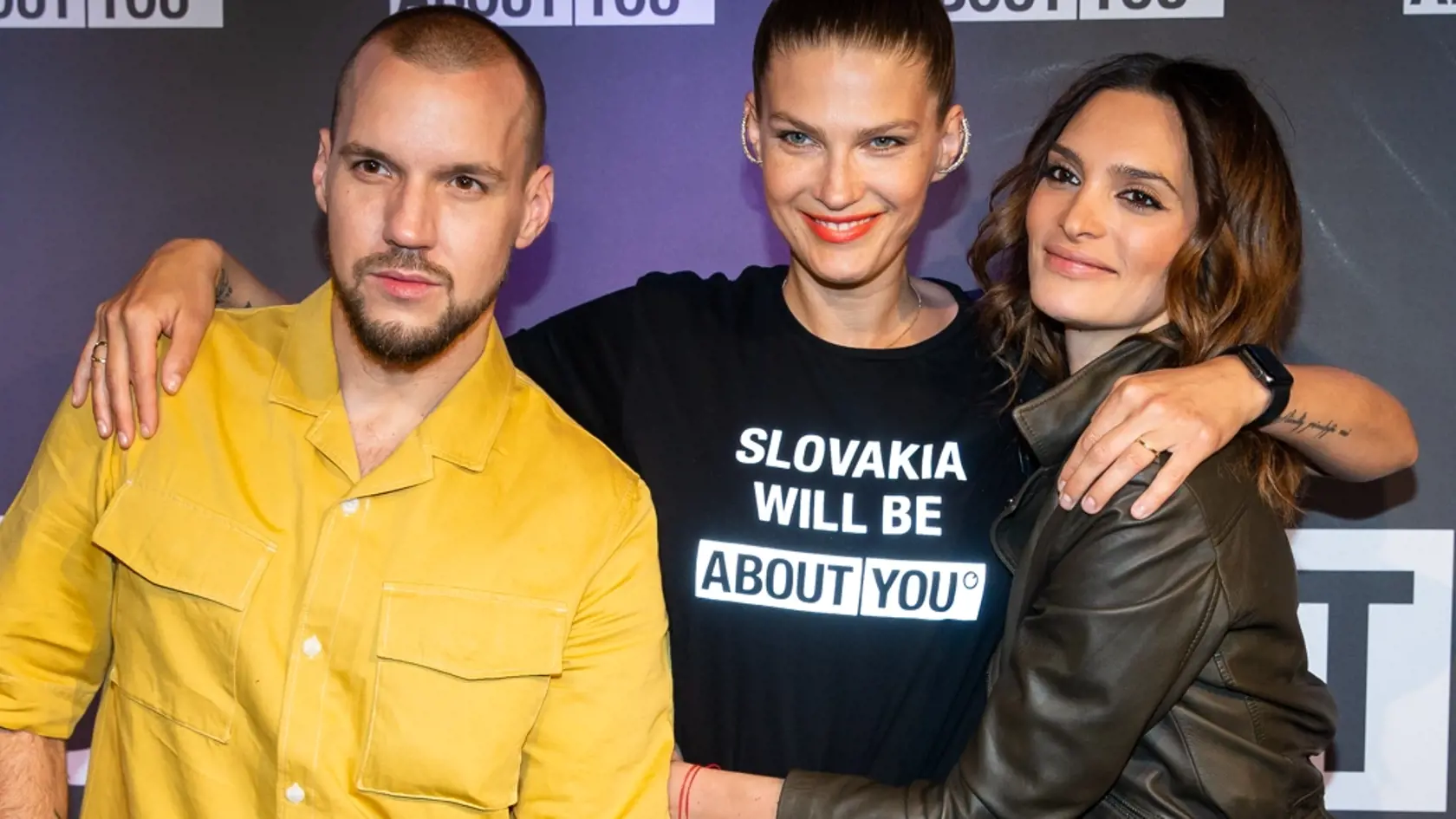 Na snímke Michal Sabo a exmissky Veronika Husárová a Mirka Luberdová.