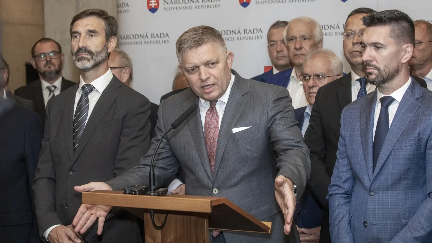Na snímke je mimoriadna schôdza NRSR, kde sa poslanci pokúsili otvoriť schôdzu o dočasných kontrol na hraniciach s Maďarskom. Na fotke je predseda strany Smer-SD a poslanec NR SR. Robert Fico. 