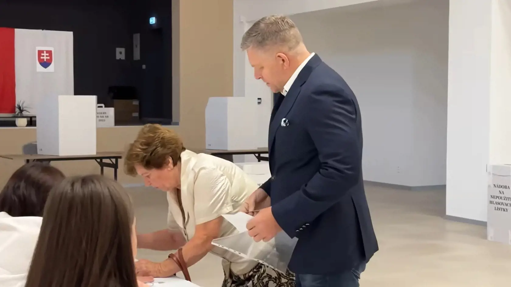 Ako cez kopírku! Iba tak možno okomentovať príchod Roberta Fica do hlasovacej miestnosti. Podobne ako Pellegrini, aj Fico hodil hlasovací lístok spoločne so svojou mamou Emíliou.