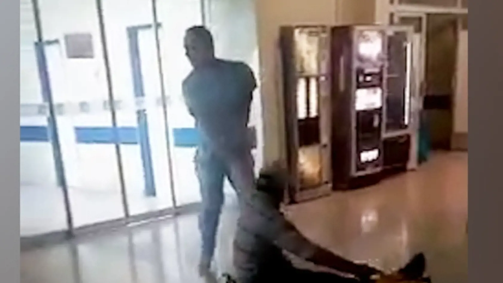 Prítomní svedkovia, ktorí vyhotovili video boli zhrození z toho, čo urobil zamestnanec nemocnice.