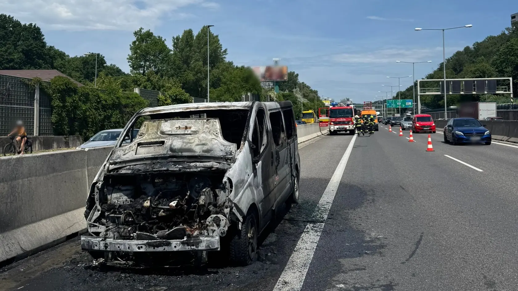 Na moste Lanfranconi v Bratislave horelo auto.